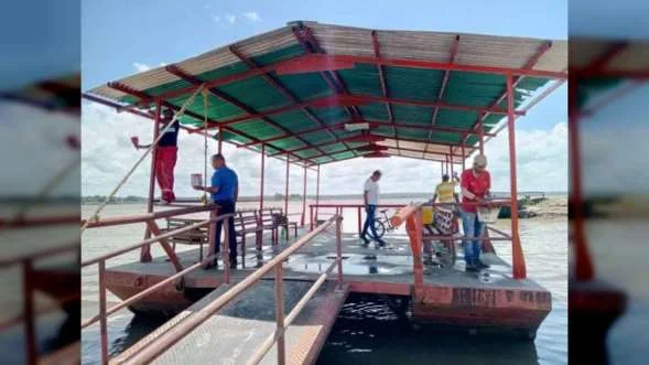 Embarcadero flotante en la ribera del Orinoco