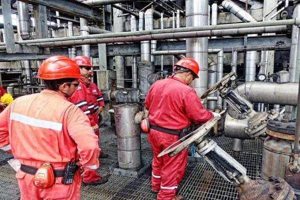 Operarios en una planta de energía