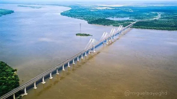 Vista aérea del Puente Orinoquia sobre el río Orinoco